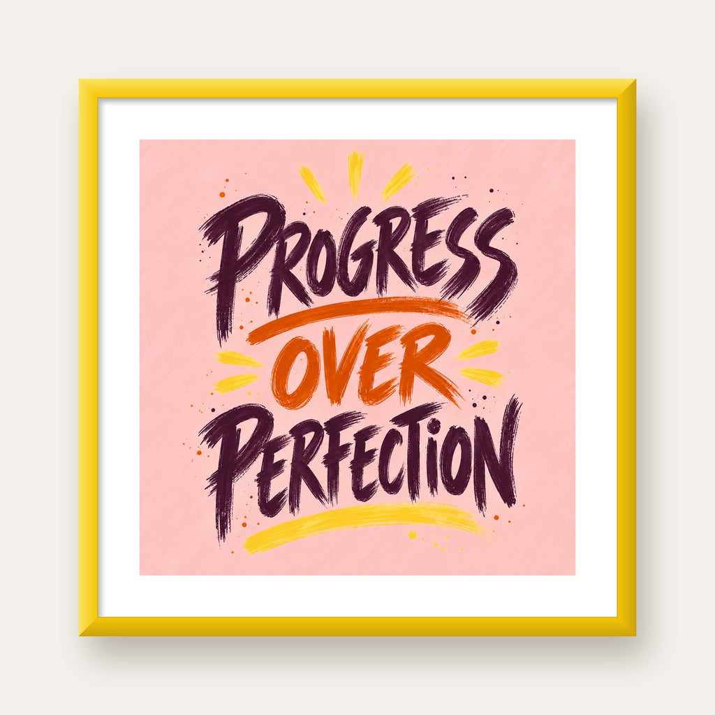 Progress Over Perfection İlham Verici Tipografi Poster — sarı çerçeveli paspartulu