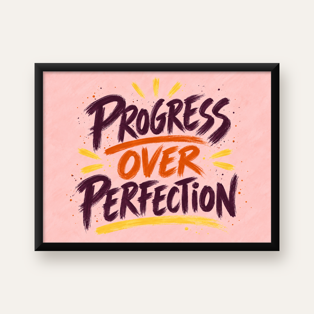 Progress Over Perfection İlham Verici Tipografi Poster — Yatay baskı, düz siyah çerçeveli duvar posteri