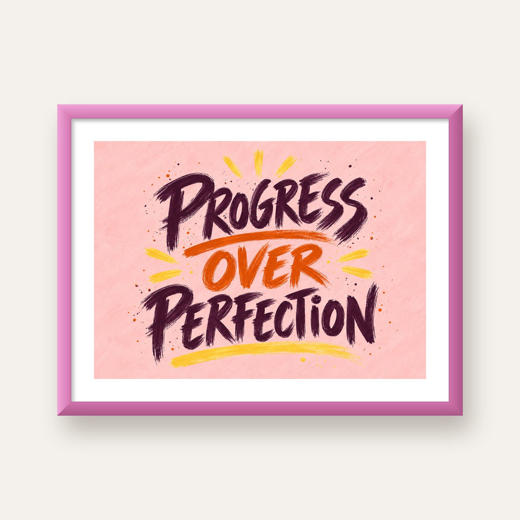 Progress Over Perfection İlham Verici Tipografi Poster — pembe çerçeveli paspartulu
