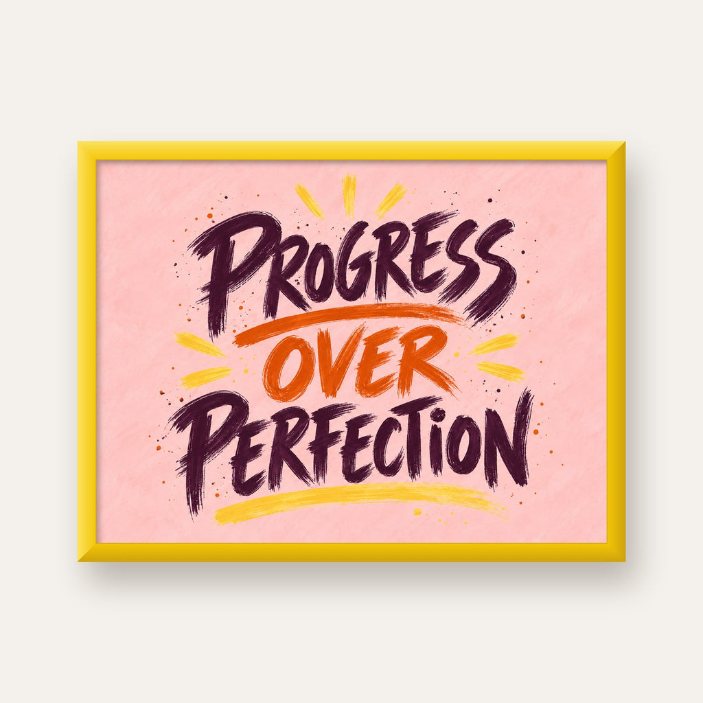 Progress Over Perfection İlham Verici Tipografi Poster — sarı çerçeveli