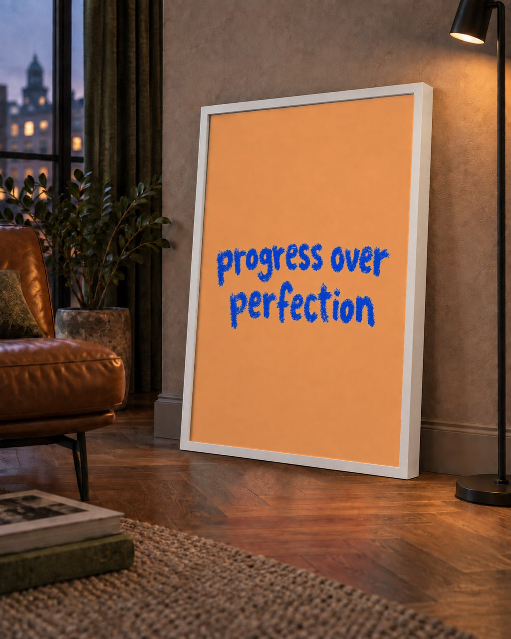 Progress Over Perfection Minimal Turuncu Poster — çerçeveli hâliyle bir ev duvarında