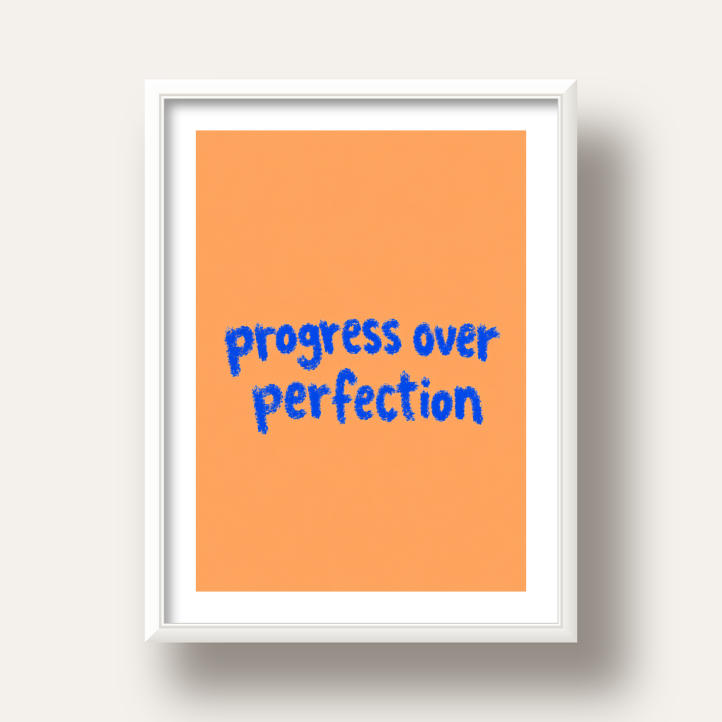 Progress Over Perfection Minimal Turuncu Poster — beyaz derin çerçeveli paspartulu