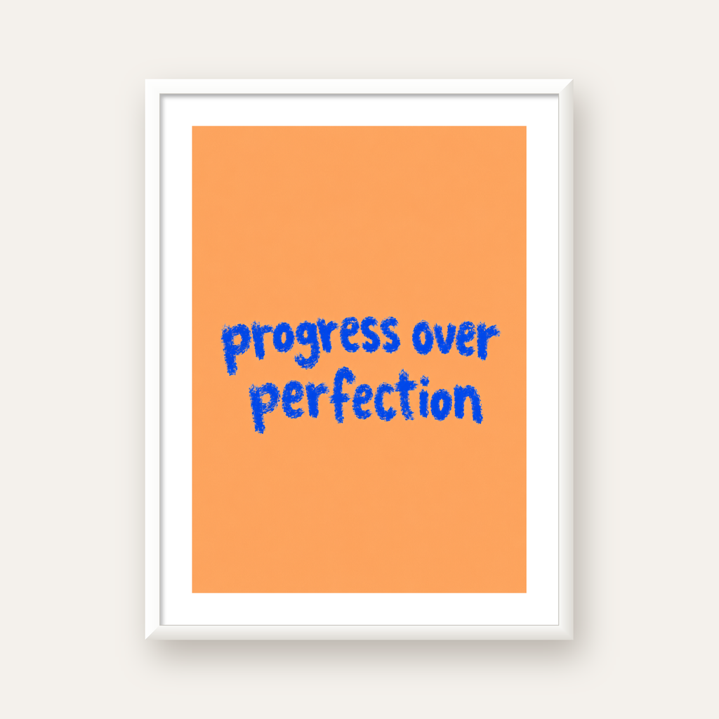 Progress Over Perfection Minimal Turuncu Poster — beyaz çerçeveli dikey poster