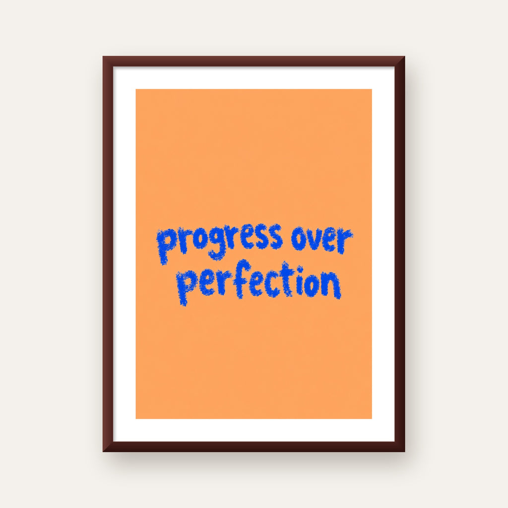 Progress Over Perfection Minimal Turuncu Poster — ceviz çerçeveli paspartulu