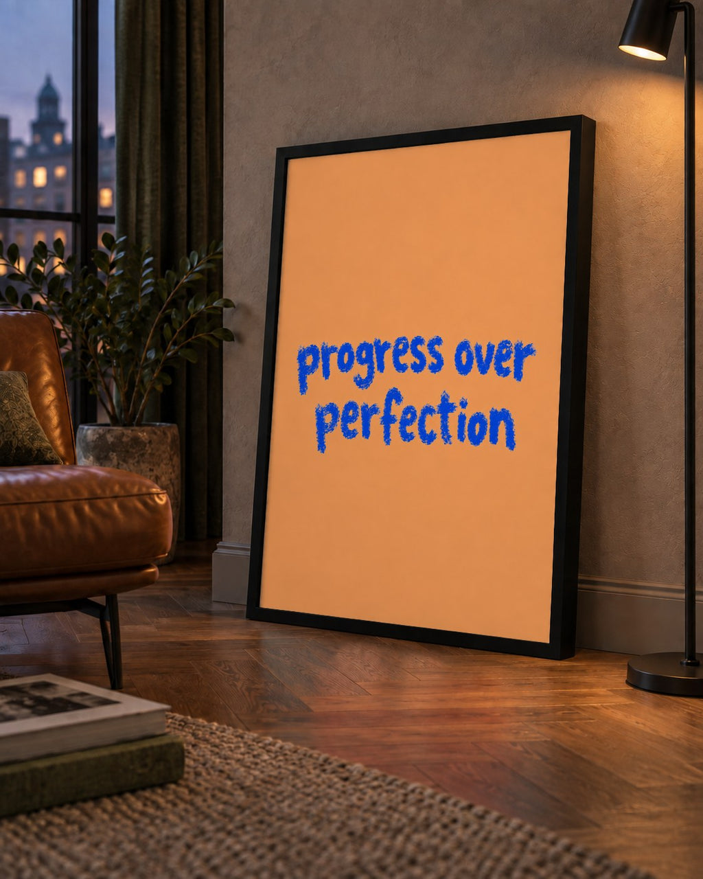 Progress Over Perfection Minimal Turuncu Poster — çerçeveli hâliyle bir ev duvarında