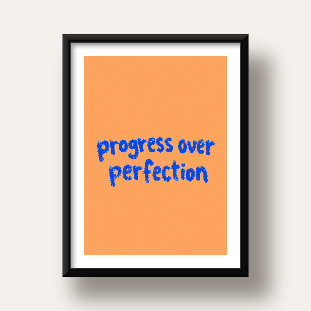 Progress Over Perfection Minimal Turuncu Poster — siyah derin çerçeveli paspartulu