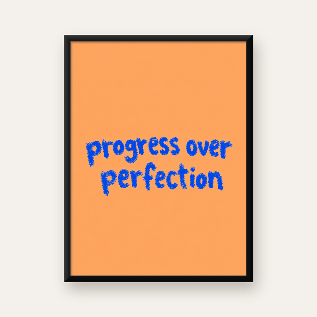 Progress Over Perfection Minimal Turuncu Poster — Dikey baskı, düz siyah çerçeveli duvar posteri