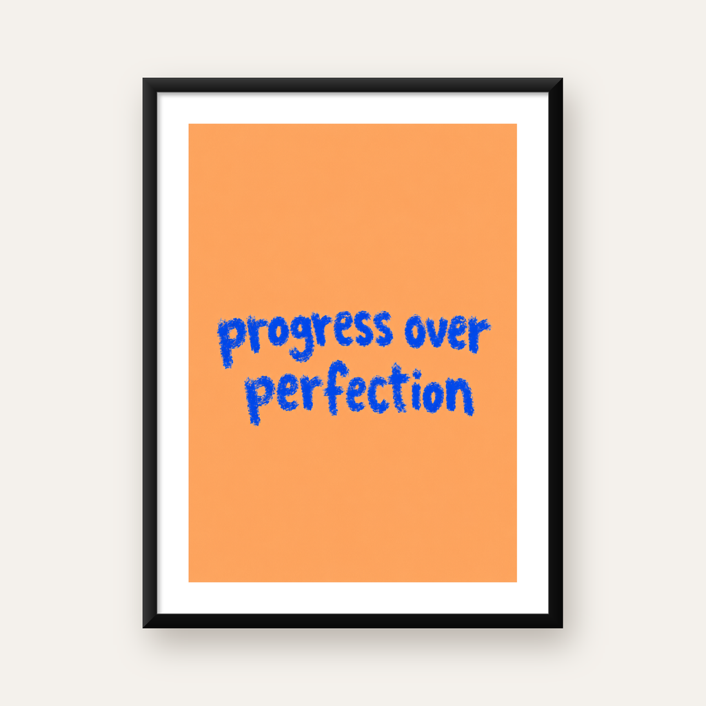 Progress Over Perfection Minimal Turuncu Poster — Dikey baskı, beyaz paspartulu