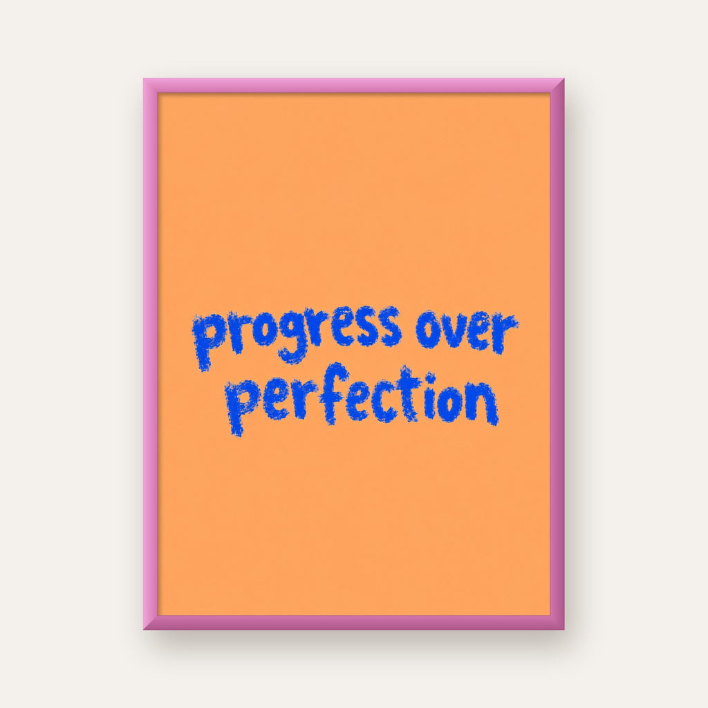 Progress Over Perfection Minimal Turuncu Poster — pembe çerçeveli