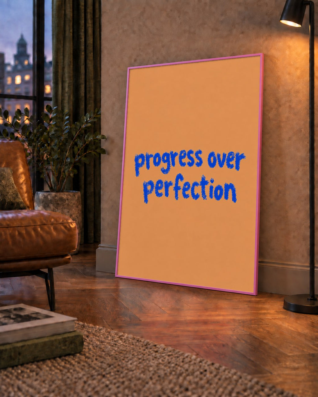 Progress Over Perfection Minimal Turuncu Poster — çerçeveli hâliyle bir ev duvarında
