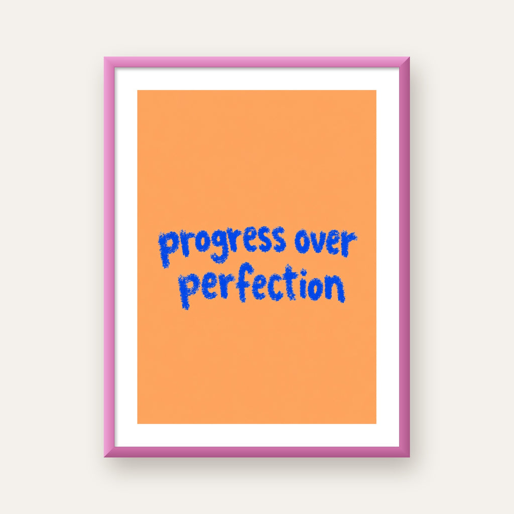 Progress Over Perfection Minimal Turuncu Poster — pembe çerçeveli paspartulu