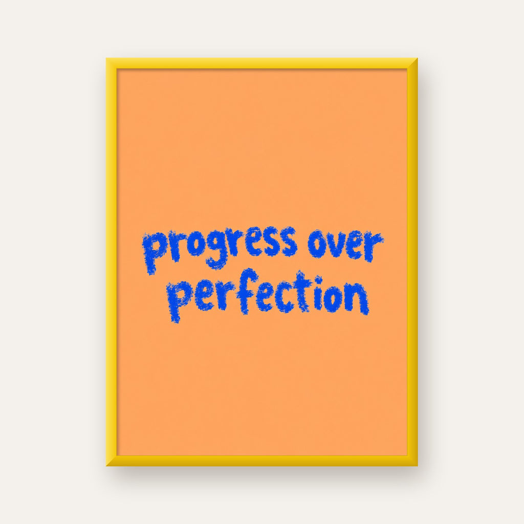 Progress Over Perfection Minimal Turuncu Poster — sarı çerçeveli