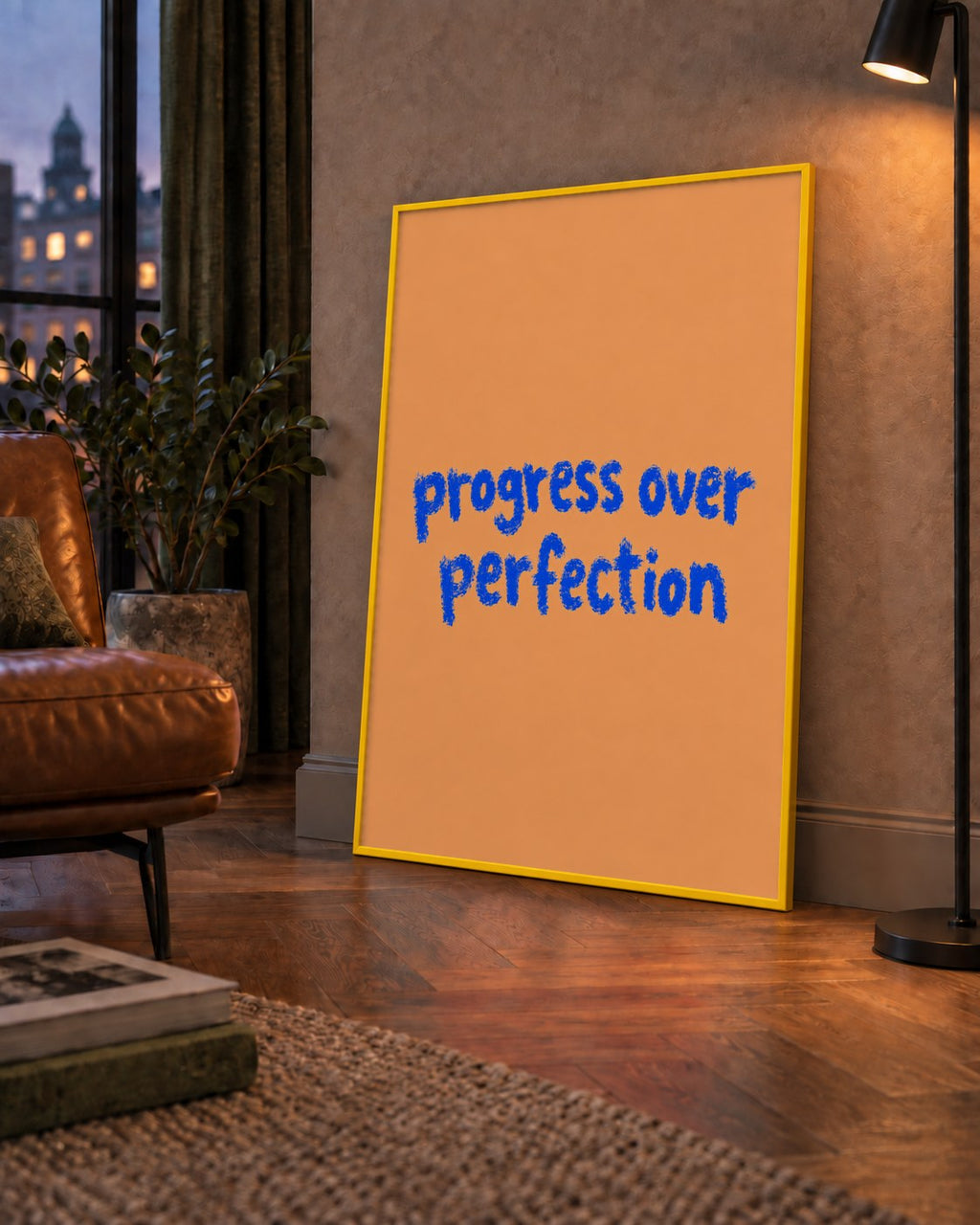 Progress Over Perfection Minimal Turuncu Poster — çerçeveli hâliyle bir ev duvarında