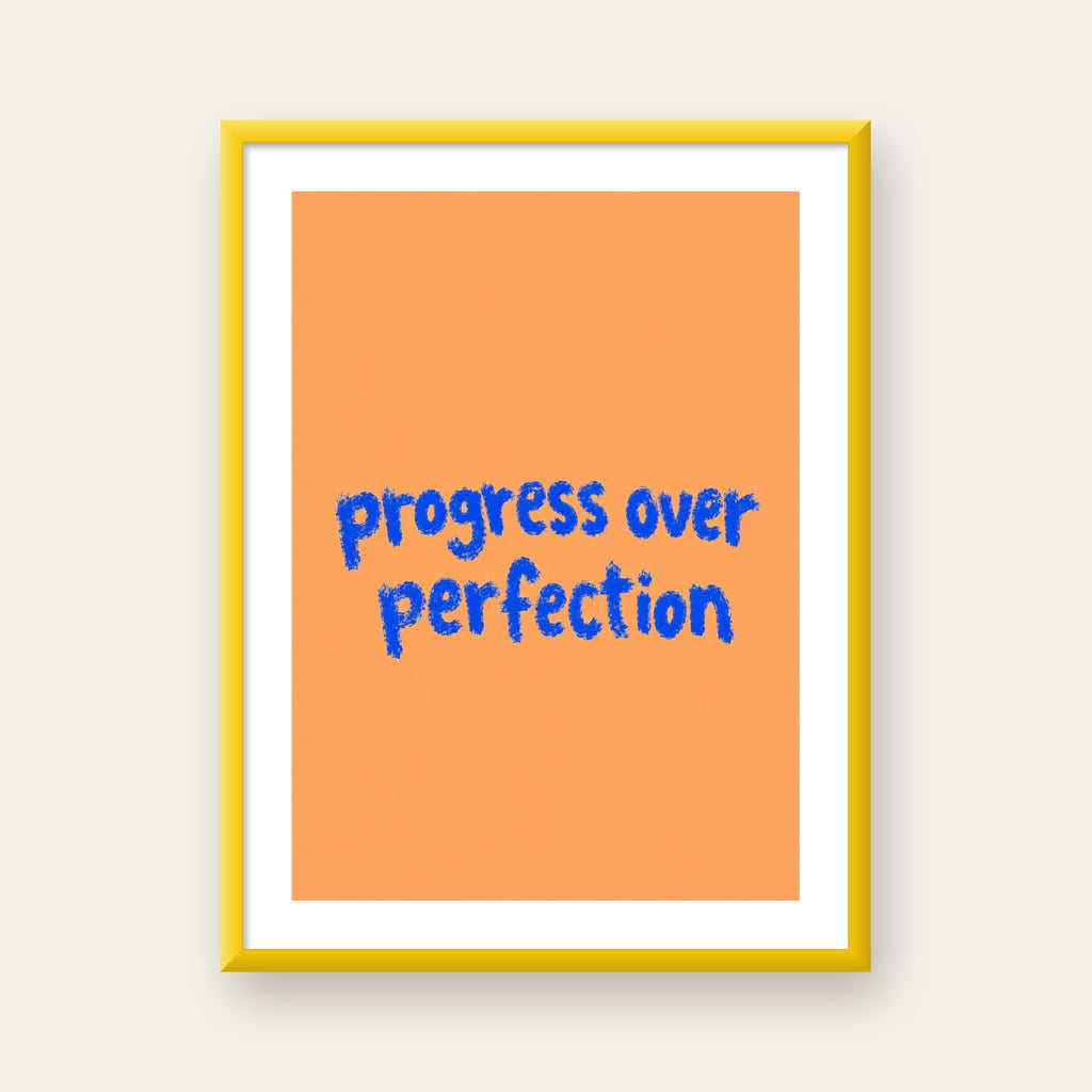 Progress Over Perfection Minimal Turuncu Poster — sarı çerçeveli paspartulu