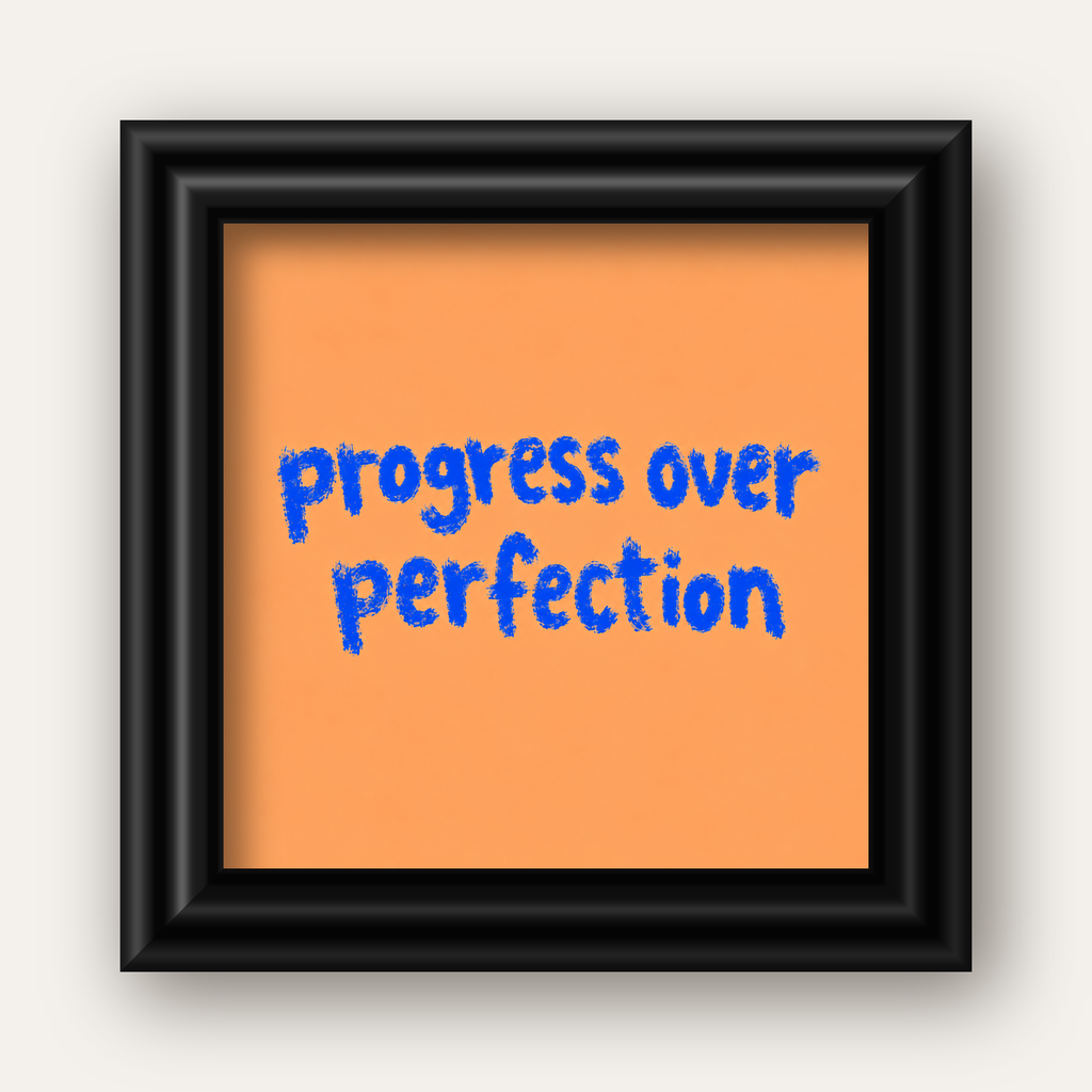 Progress Over Perfection Minimal Turuncu Poster — siyah galeri çerçeveli