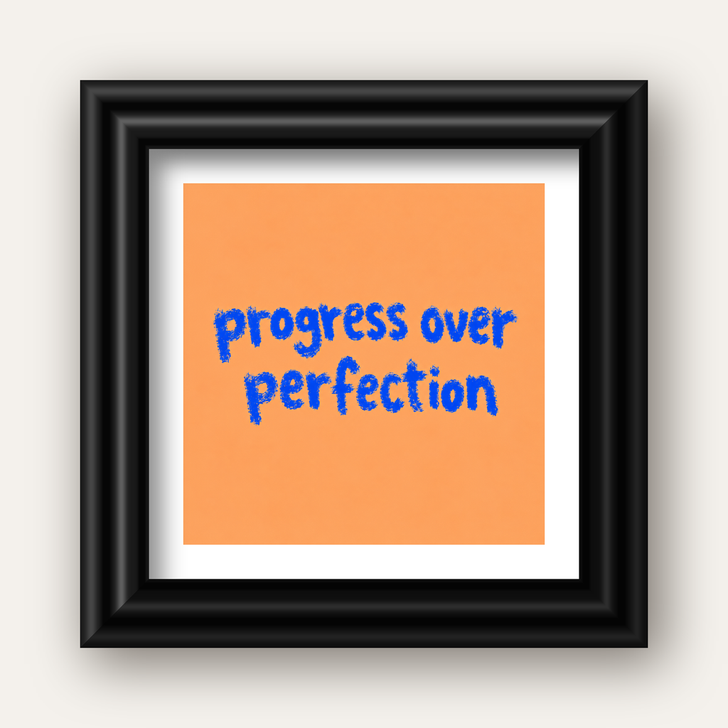 Progress Over Perfection Minimal Turuncu Poster — siyah galeri çerçeveli paspartulu