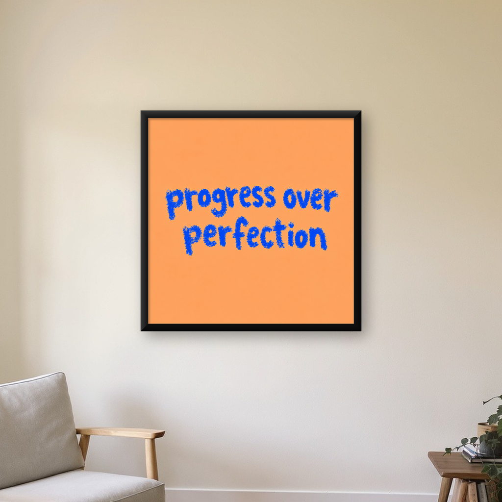 Progress Over Perfection Minimal Turuncu Poster — Kare baskı, çerçeveli hâliyle bir ev duvarında