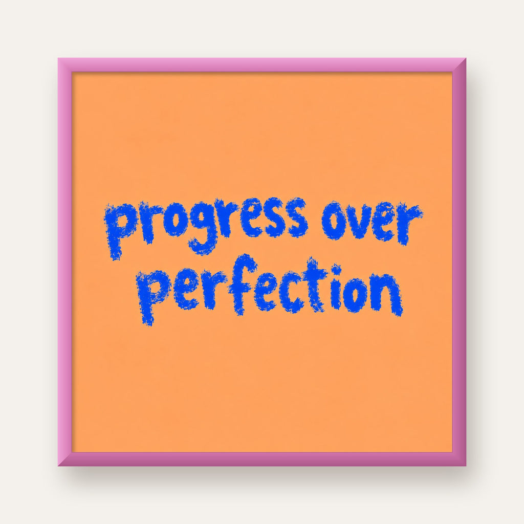 Progress Over Perfection Minimal Turuncu Poster — pembe çerçeveli