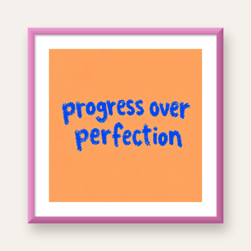 Progress Over Perfection Minimal Turuncu Poster — pembe çerçeveli paspartulu