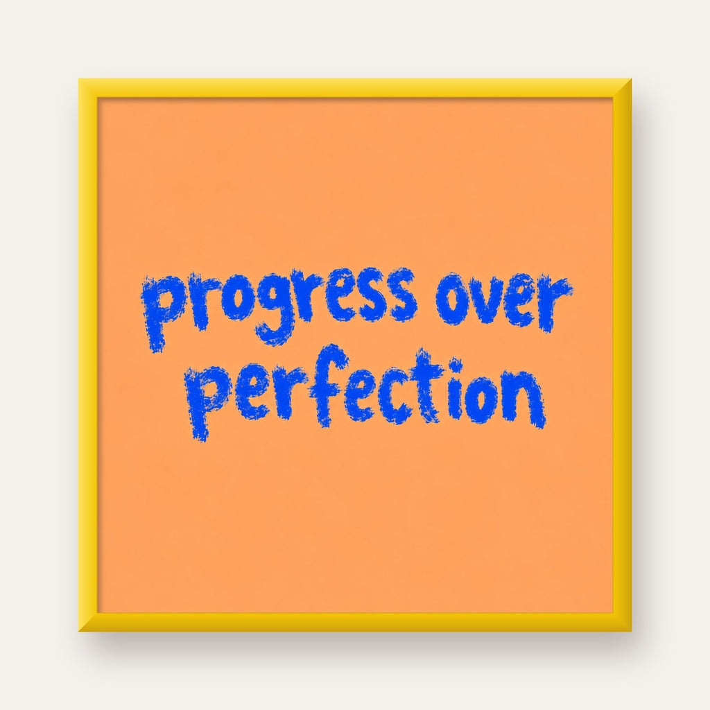 Progress Over Perfection Minimal Turuncu Poster — sarı çerçeveli
