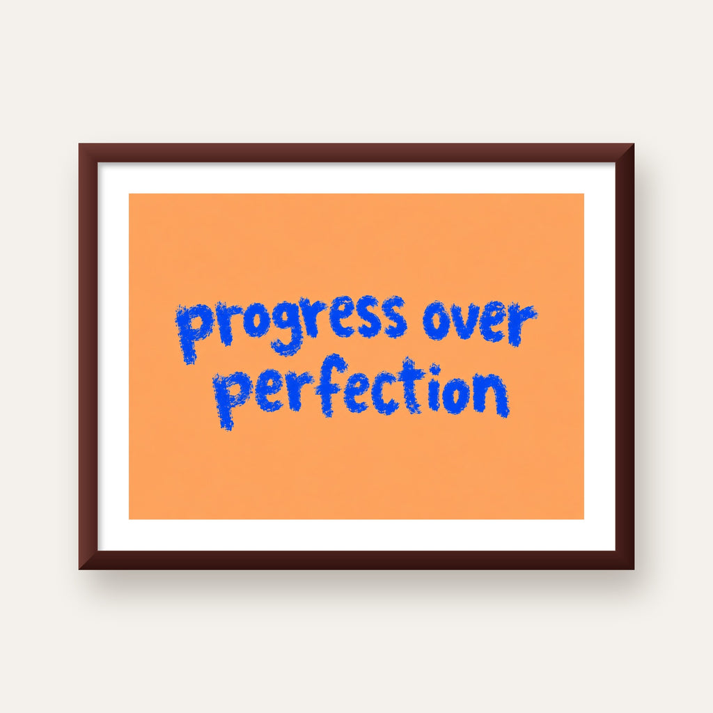 Progress Over Perfection Minimal Turuncu Poster — ceviz çerçeveli paspartulu