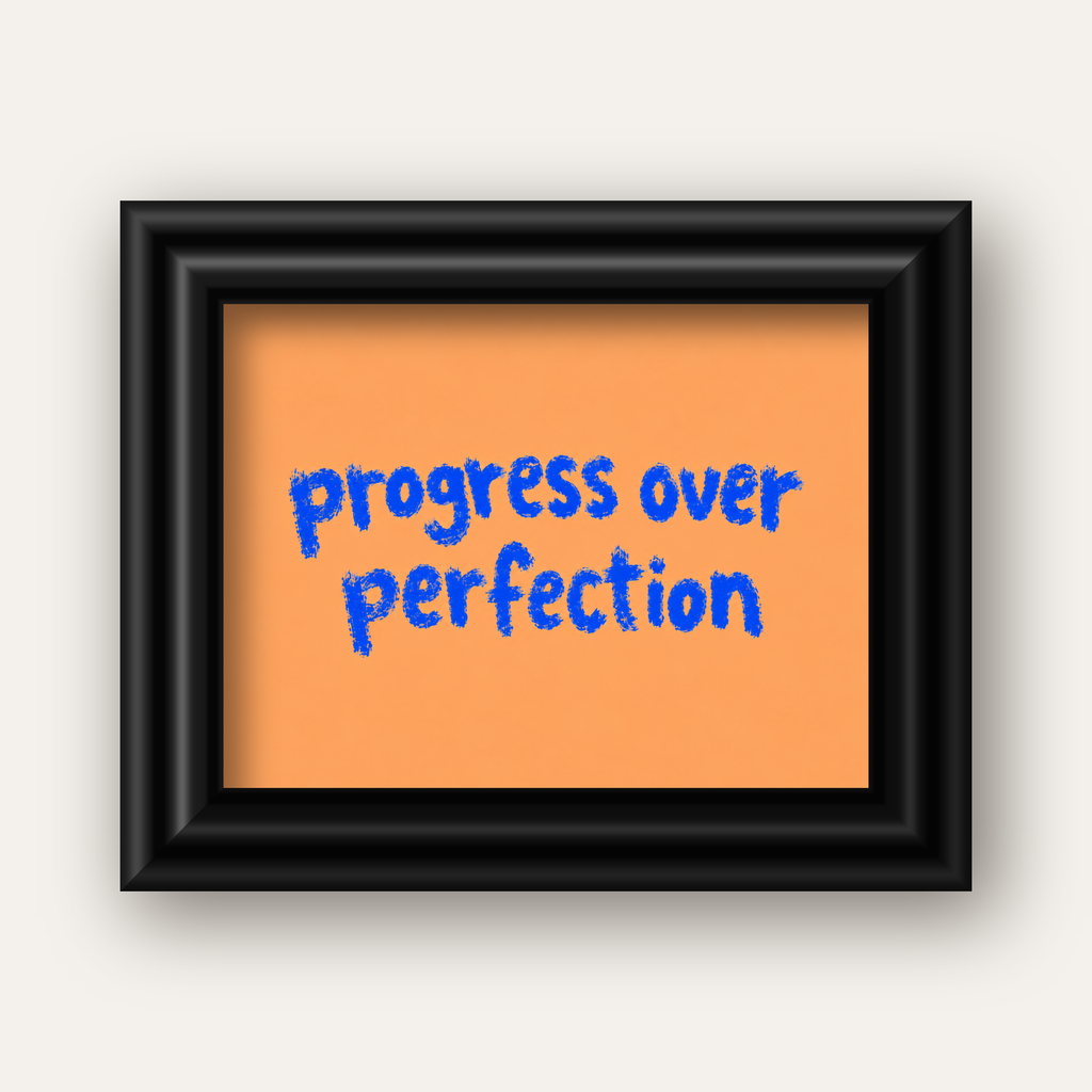 Progress Over Perfection Minimal Turuncu Poster — siyah galeri çerçeveli