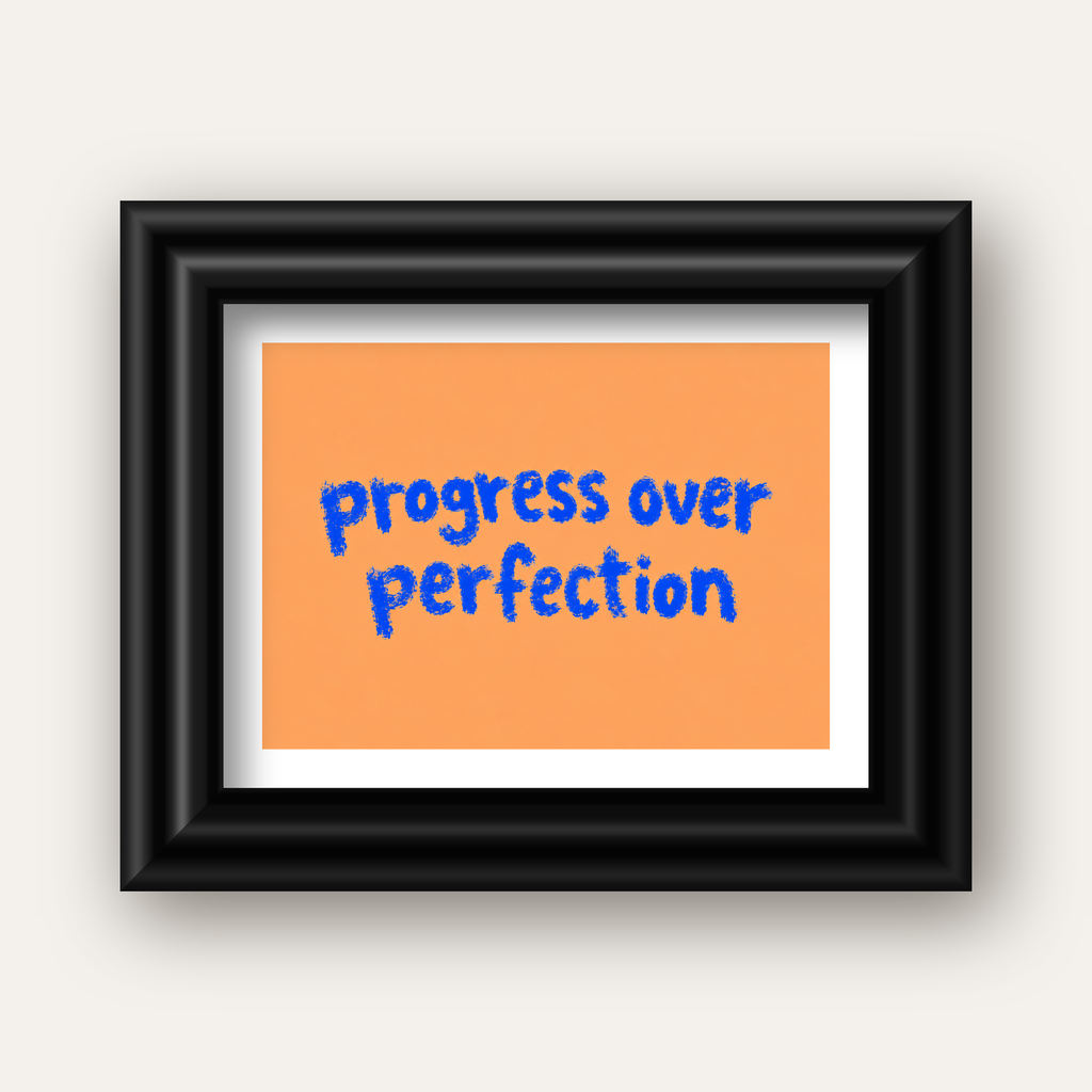 Progress Over Perfection Minimal Turuncu Poster — siyah galeri çerçeveli paspartulu