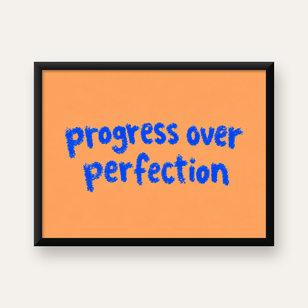 Progress Over Perfection Minimal Turuncu Poster — Yatay baskı, düz siyah çerçeveli duvar posteri