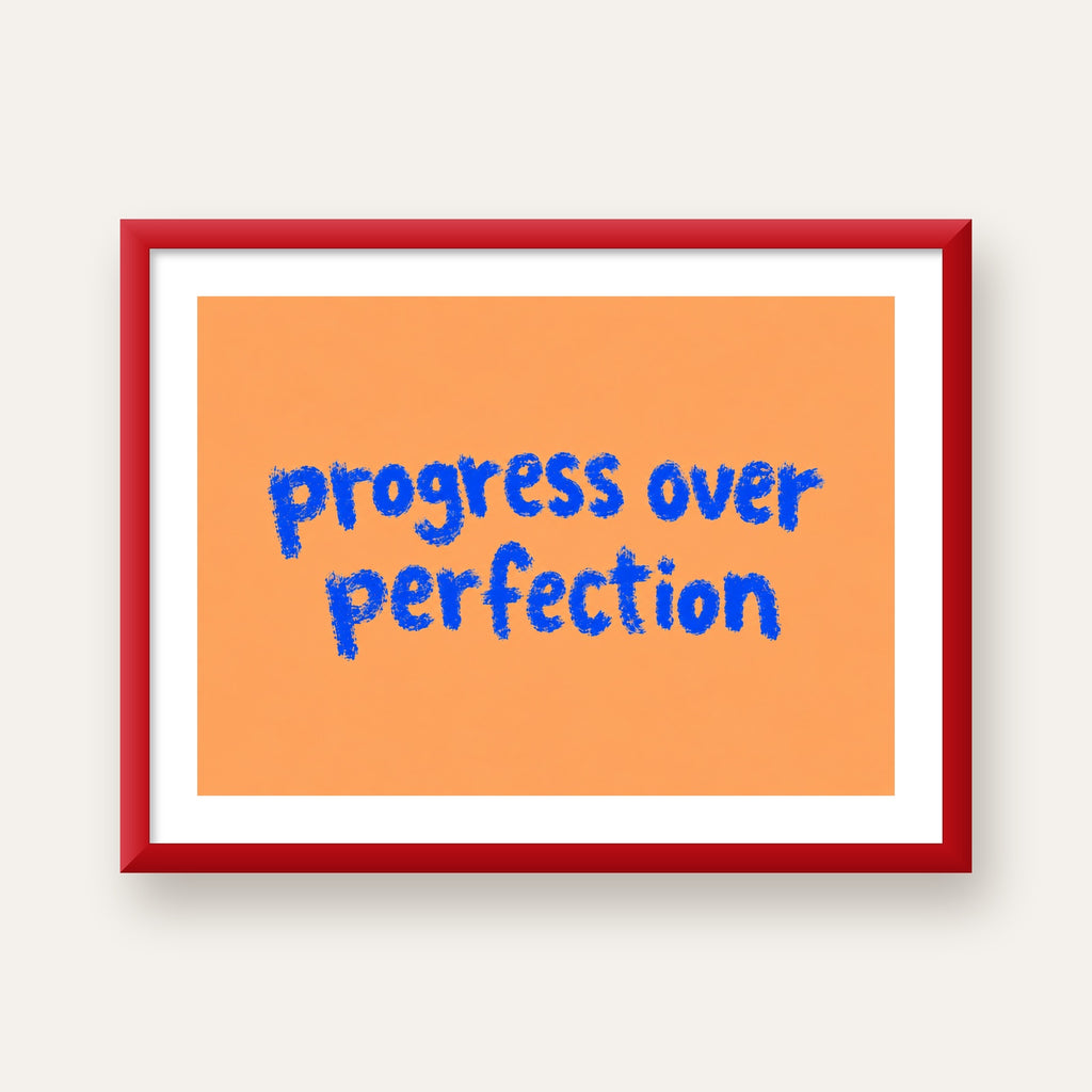 Progress Over Perfection Minimal Turuncu Poster — kırmızı çerçeveli paspartulu