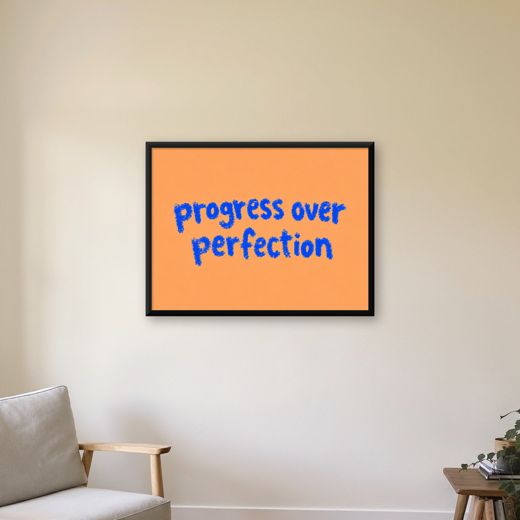 Progress Over Perfection Minimal Turuncu Poster — Yatay baskı, çerçeveli hâliyle bir ev duvarında