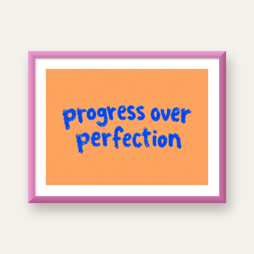 Progress Over Perfection Minimal Turuncu Poster — pembe çerçeveli paspartulu