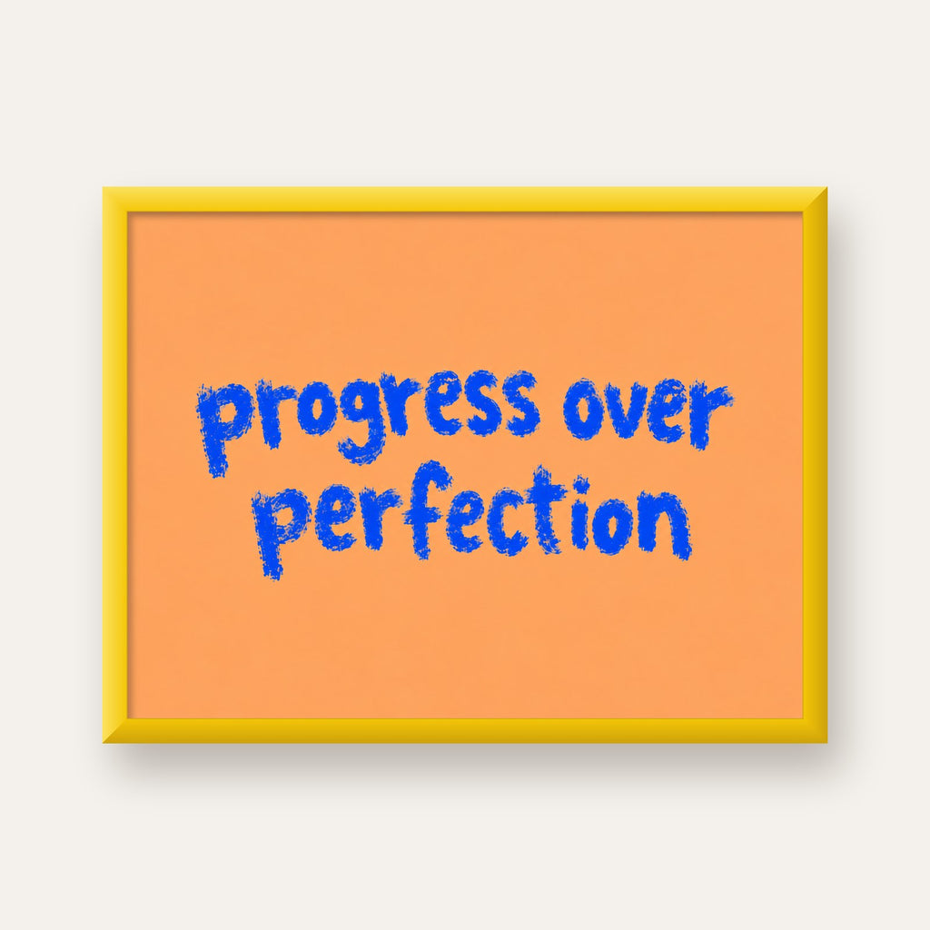 Progress Over Perfection Minimal Turuncu Poster — sarı çerçeveli