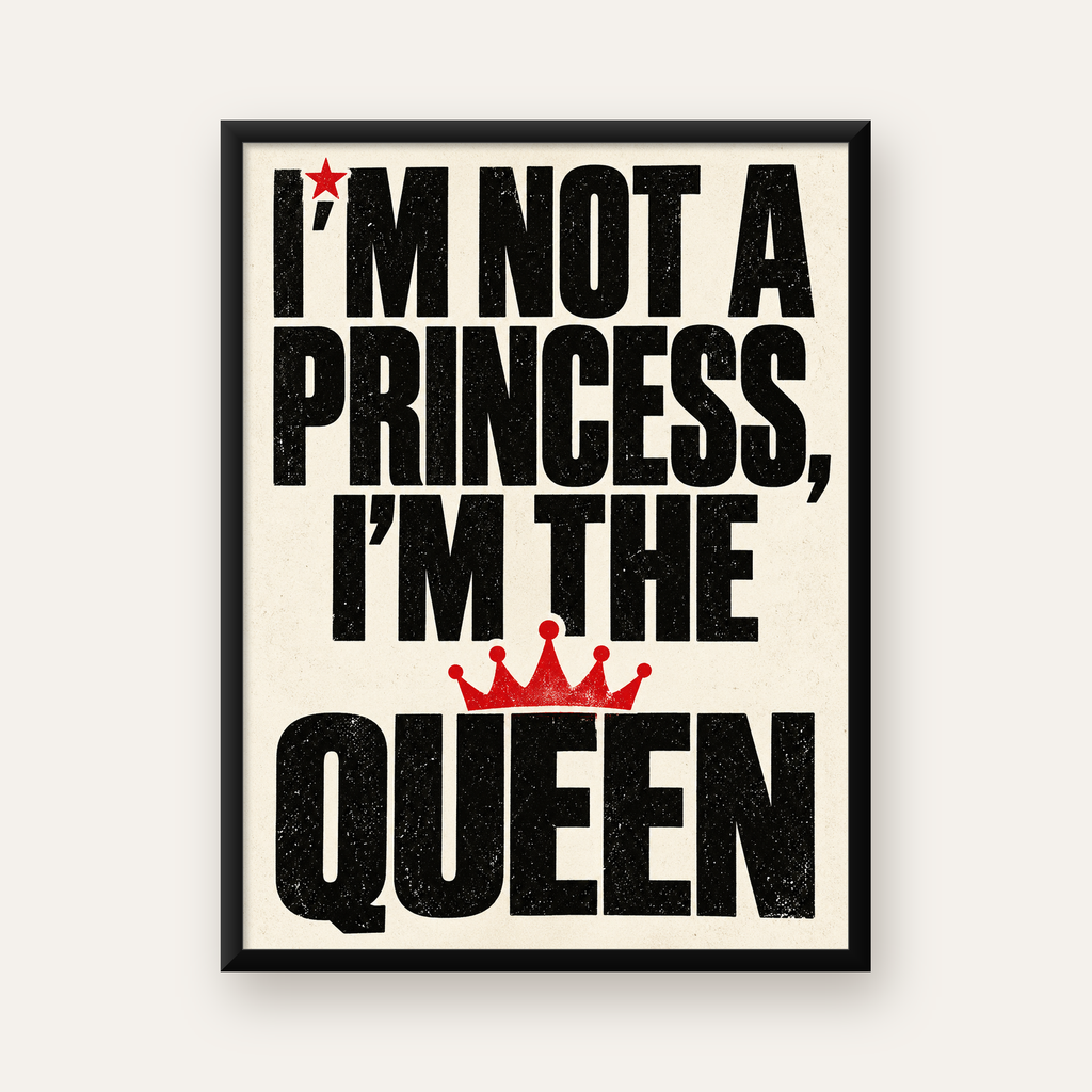 Feminist Tipografi Poster: I'm Not a Princess, I'm the Queen — Dikey baskı, düz siyah çerçeveli duvar posteri