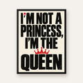 Feminist Tipografi Poster: I'm Not a Princess, I'm the Queen — Dikey baskı, düz siyah çerçeveli duvar posteri