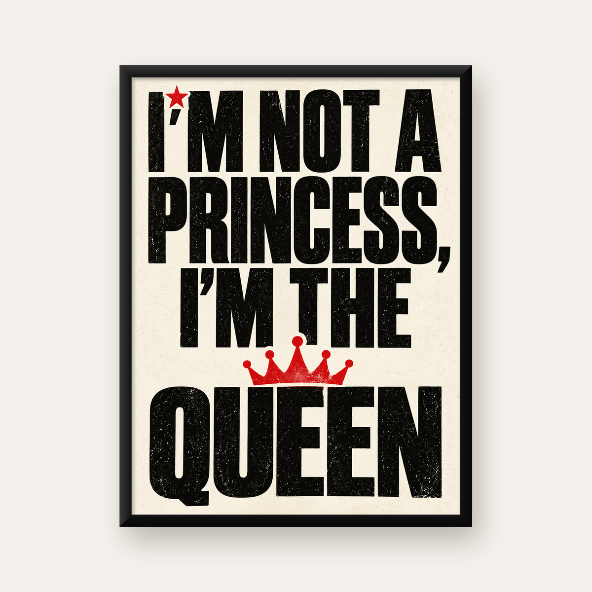 Feminist Tipografi Poster: I'm Not a Princess, I'm the Queen — Dikey baskı, düz siyah çerçeveli duvar posteri