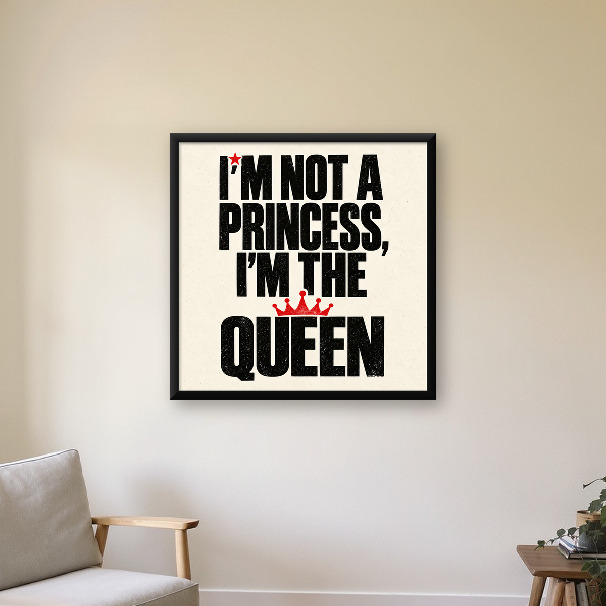 Feminist Tipografi Poster: I'm Not a Princess, I'm the Queen — Kare baskı, çerçeveli hâliyle bir ev duvarında