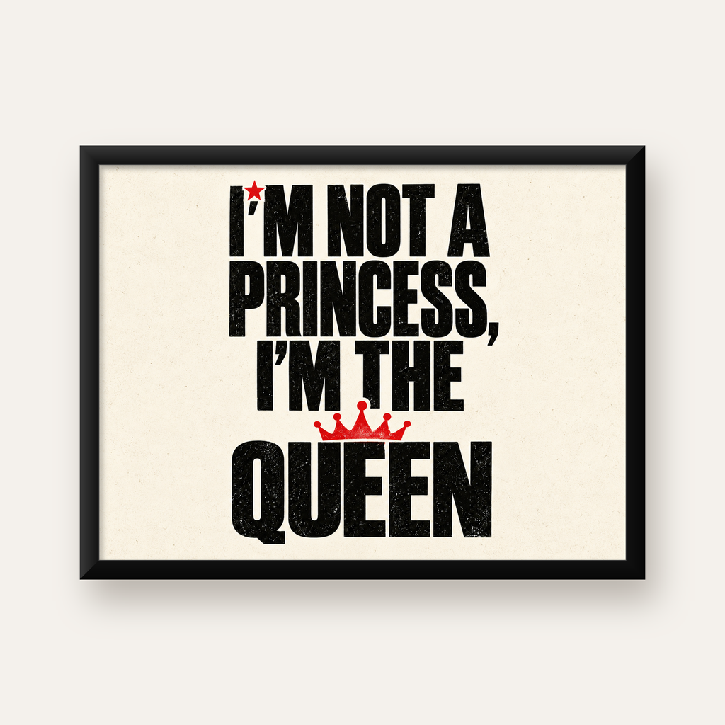 Feminist Tipografi Poster: I'm Not a Princess, I'm the Queen — Yatay baskı, düz siyah çerçeveli duvar posteri