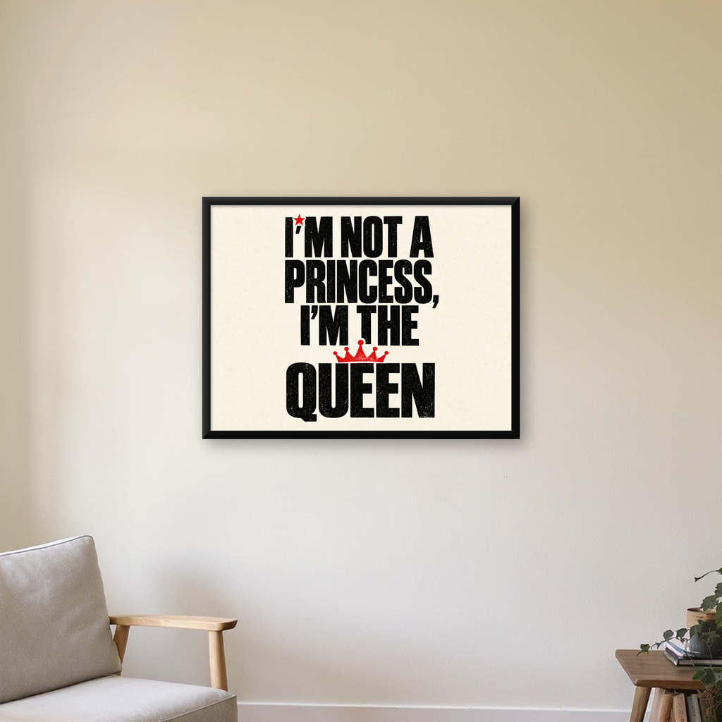 Feminist Tipografi Poster: I'm Not a Princess, I'm the Queen — Yatay baskı, çerçeveli hâliyle bir ev duvarında