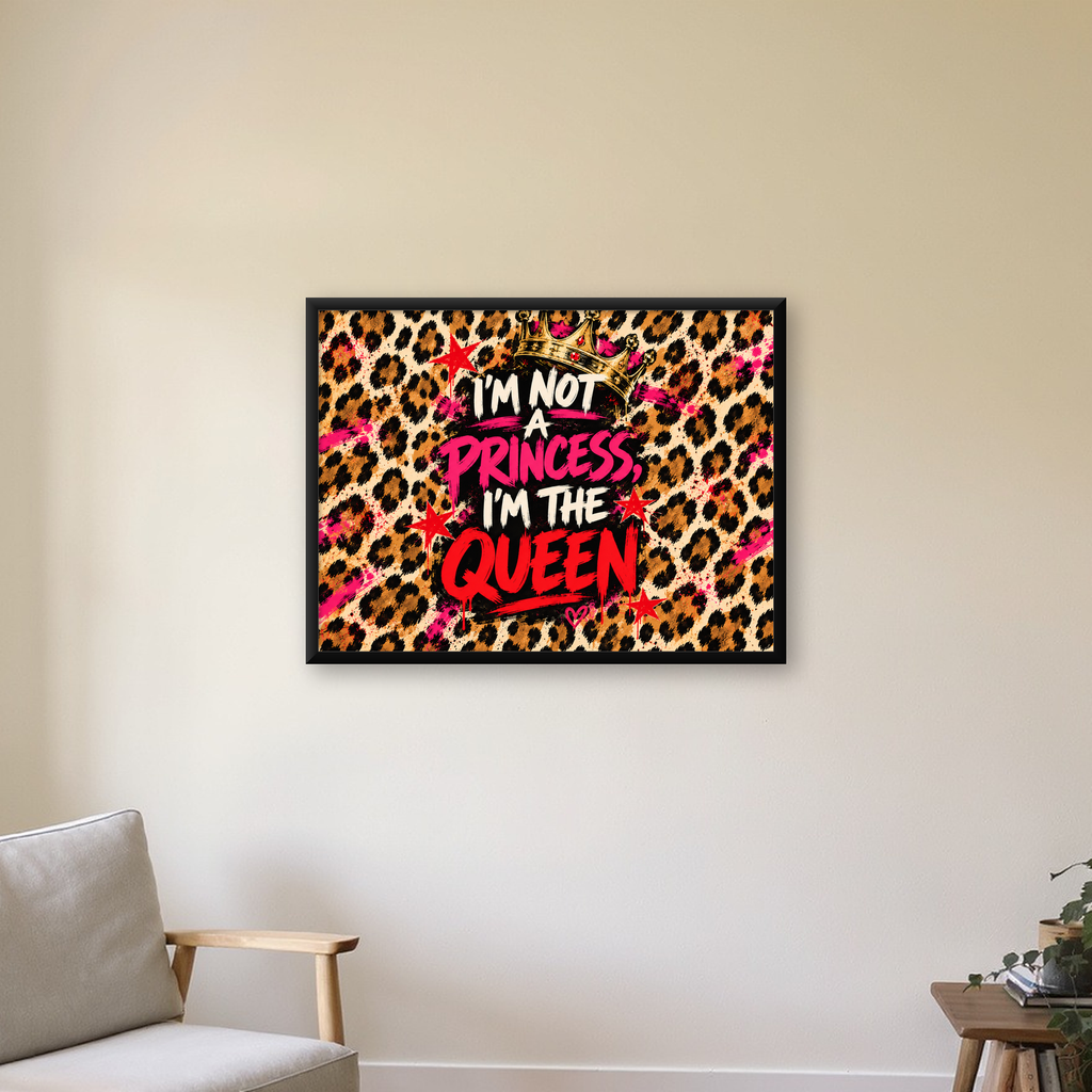 Taçlı Leopar Desenli Kraliçe Poster – Enerjik Sanat Baskısı — Yatay baskı, çerçeveli hâliyle bir ev duvarında