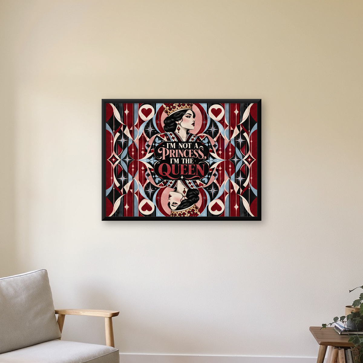 Kraliçe Portresi & Tipografi Vintage Poster: Güçlü ve Zarif Tasarım — Yatay baskı, çerçeveli hâliyle bir ev duvarında