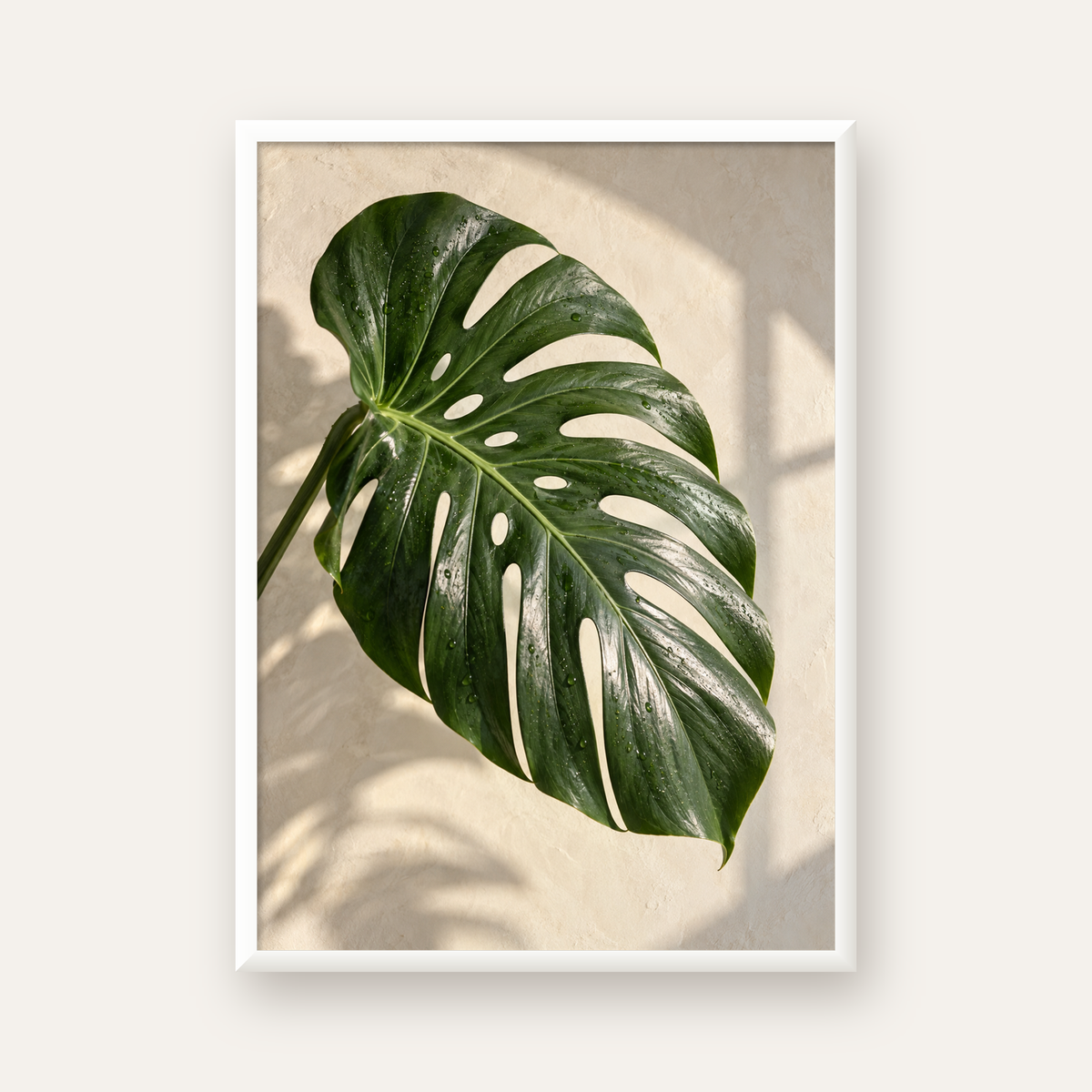Monstera Yaprağı Close-Up Poster – Doğal ve Modern Duvar Dekoru — beyaz çerçeveli dikey poster
