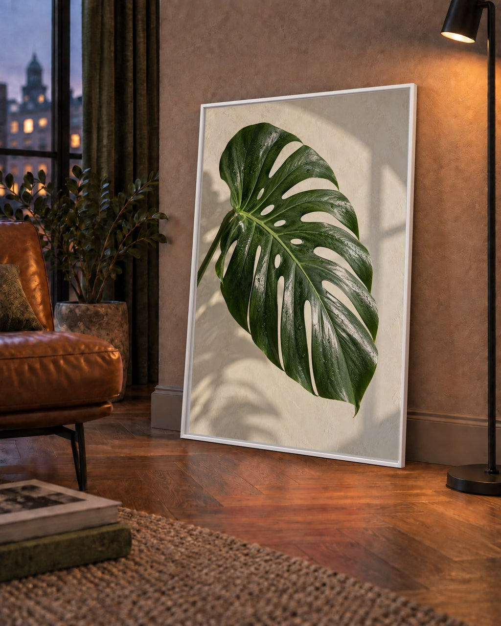 Monstera Yaprağı Close-Up Poster – Doğal ve Modern Duvar Dekoru — çerçeveli hâliyle bir ev duvarında