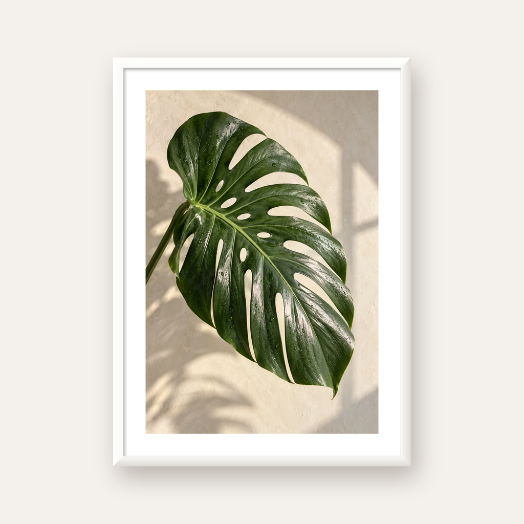 Monstera Yaprağı Close-Up Poster – Doğal ve Modern Duvar Dekoru — beyaz çerçeveli dikey poster