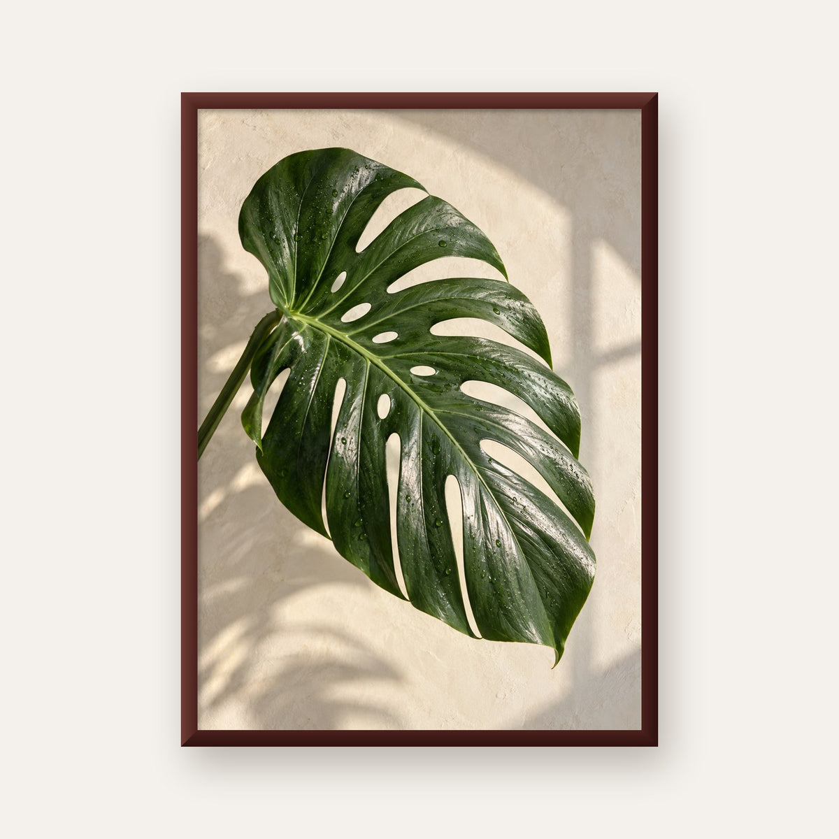 Monstera Yaprağı Close-Up Poster – Doğal ve Modern Duvar Dekoru — ceviz çerçeveli