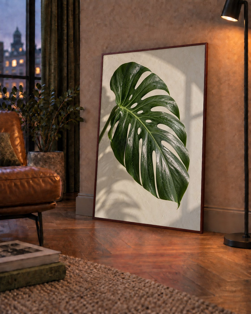 Monstera Yaprağı Close-Up Poster – Doğal ve Modern Duvar Dekoru — çerçeveli hâliyle bir ev duvarında