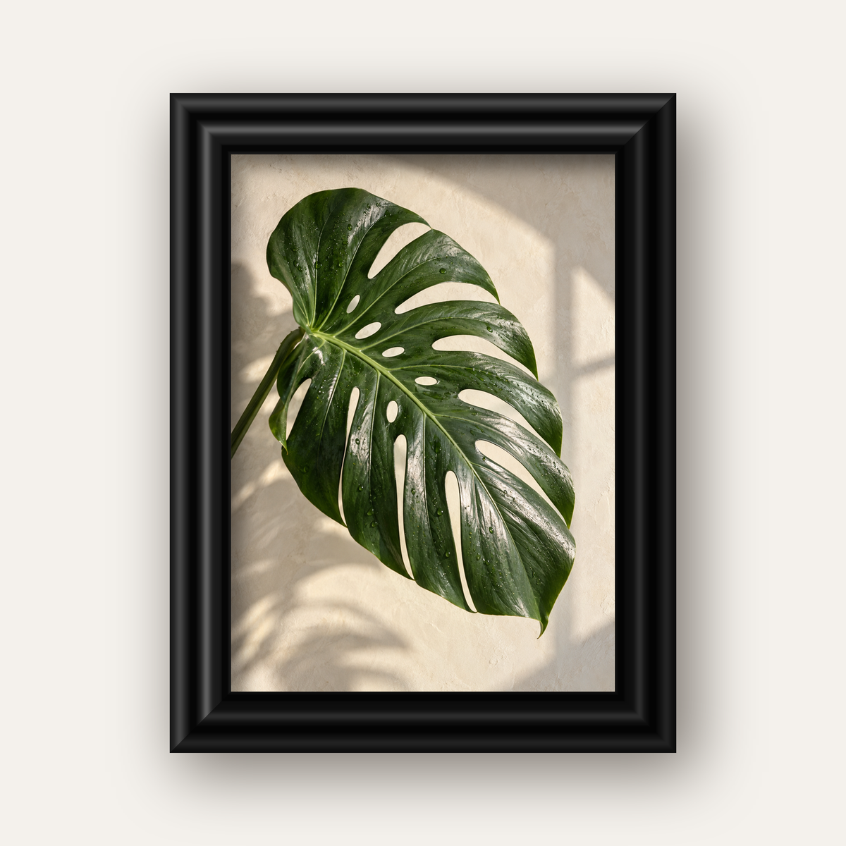 Monstera Yaprağı Close-Up Poster – Doğal ve Modern Duvar Dekoru — siyah galeri çerçeveli