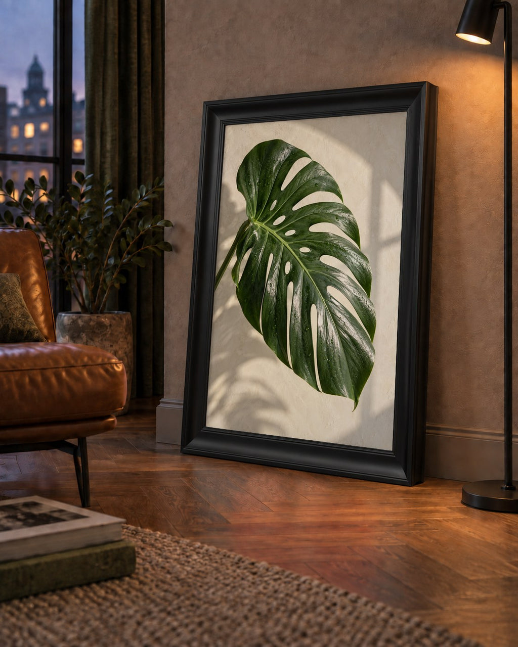 Monstera Yaprağı Close-Up Poster – Doğal ve Modern Duvar Dekoru — çerçeveli hâliyle bir ev duvarında