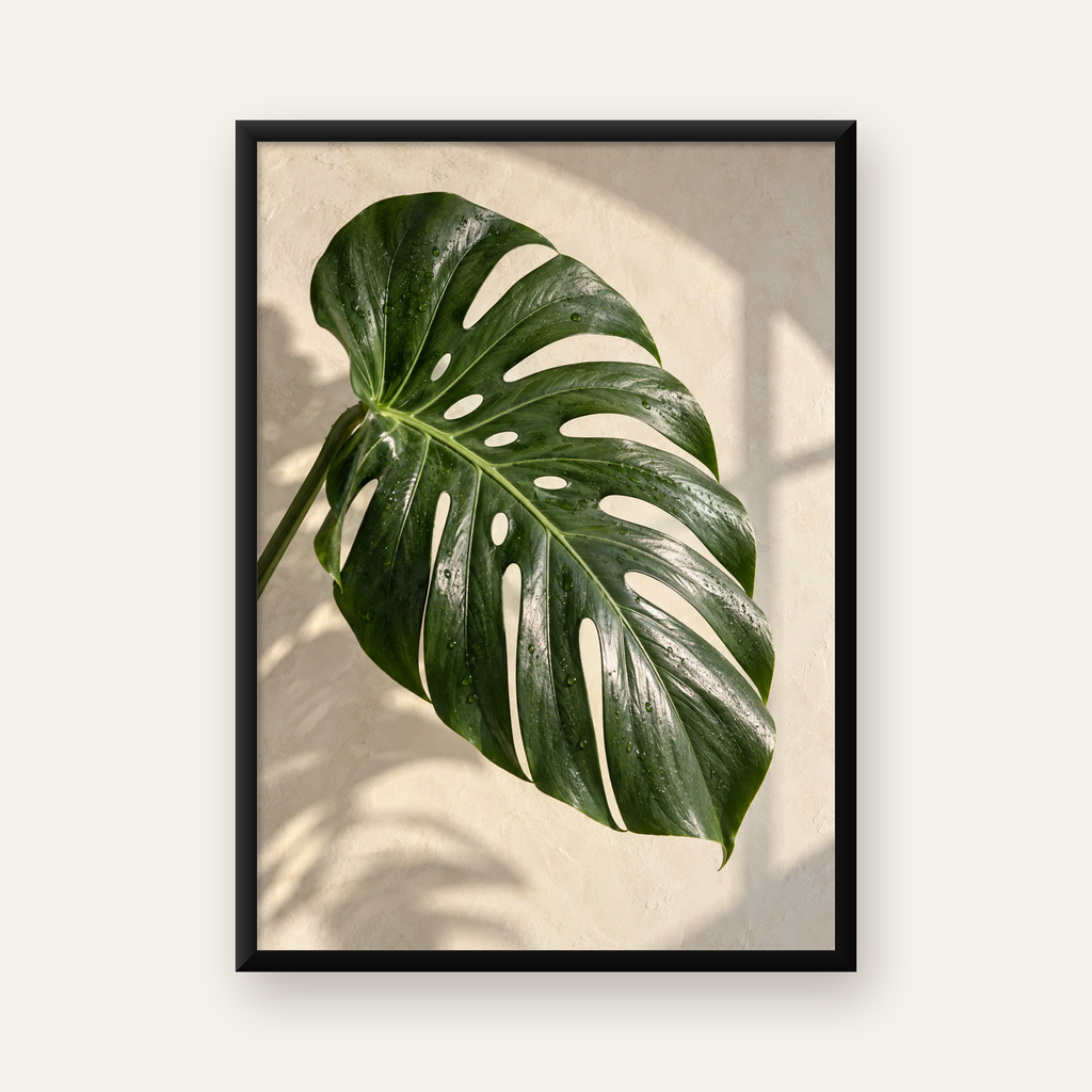 Monstera Yaprağı Close-Up Poster – Doğal ve Modern Duvar Dekoru — Dikey baskı, düz siyah çerçeveli duvar posteri