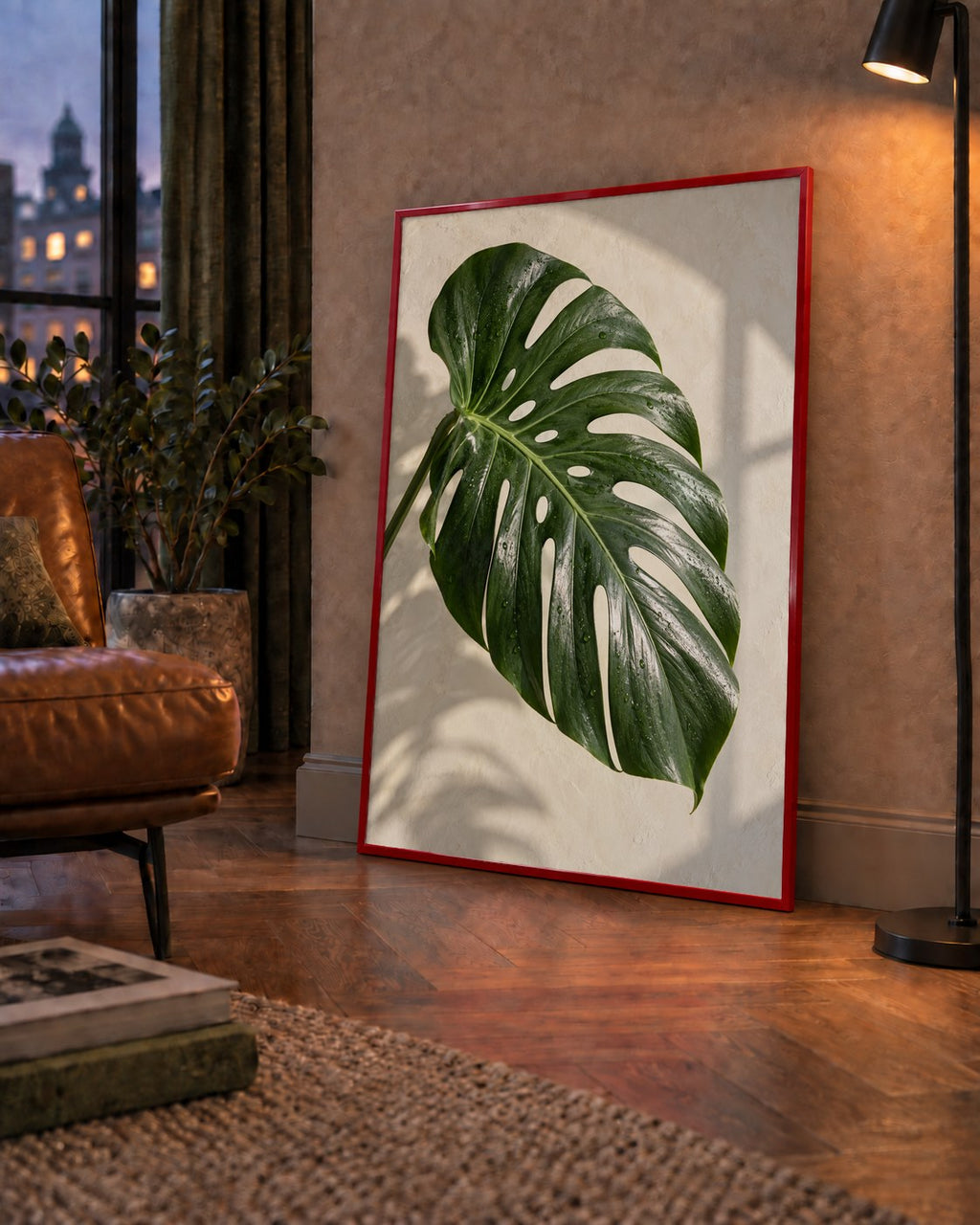 Monstera Yaprağı Close-Up Poster – Doğal ve Modern Duvar Dekoru — çerçeveli hâliyle bir ev duvarında