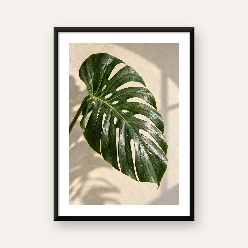 Monstera Yaprağı Close-Up Poster – Doğal ve Modern Duvar Dekoru — Dikey baskı, beyaz paspartulu